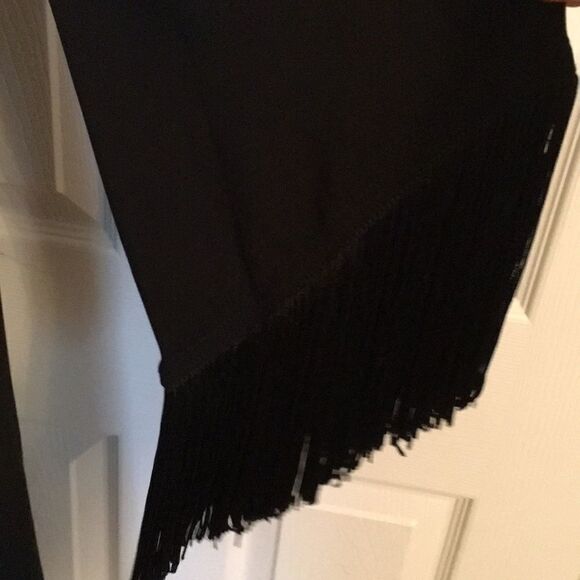 Black dress with fringe hem and sleeves - Picture 4 of 5